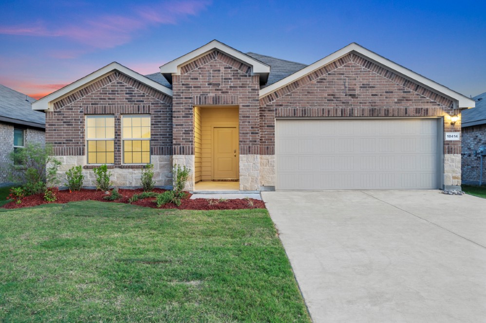 New Homes in The Parks of Alvarado ALVARADO, TX D.R. Horton