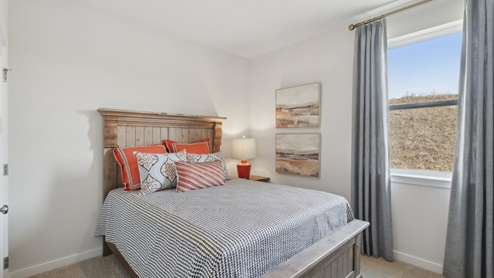 secondary bedroom with one winodw