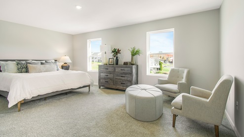 primary suite with seating area