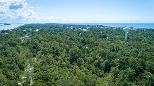 Your new residence is only a few minutes away from peaceful beaches, convenient amenities, and charming dining venues. Nearby, you'll find Morehead City, host to the renowned Big Rock Blue Marlin Tournament, one of the largest and most prestigious events on the Eastern Seaboard. Additionally, you are in proximity to historic Beaufort, Shakleford Banks, Emerald Isle, and Atlantic Beach.