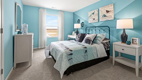Parlor Bluffs Henley model bedroom 3 with single window and carpet flooring