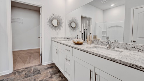 En suite primary bathroom with a double vanity