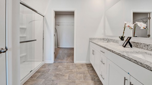 En suite primary bathroom with a dual vanity