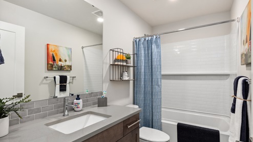 upper level hallway bathroom wtih shower tub combo