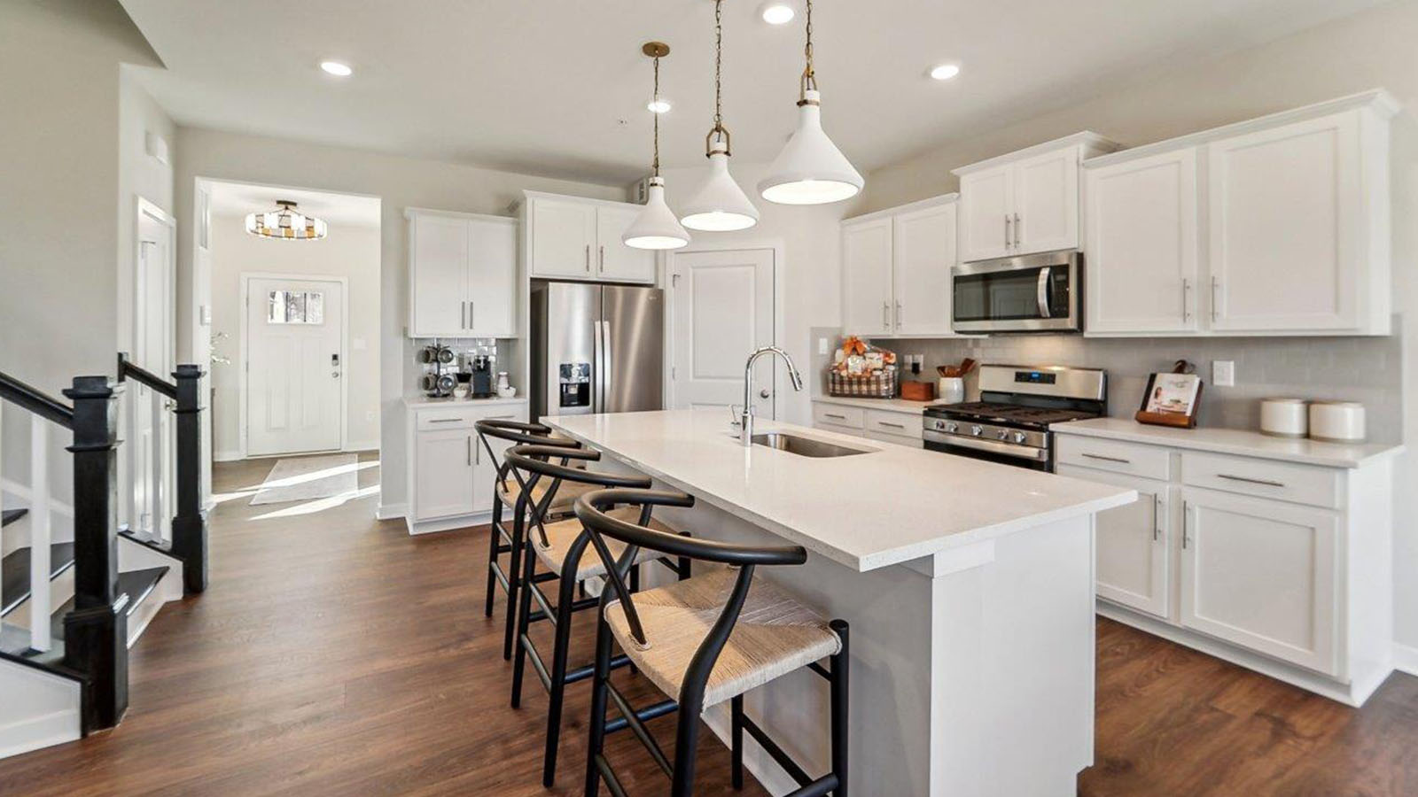 Kitchen with large island