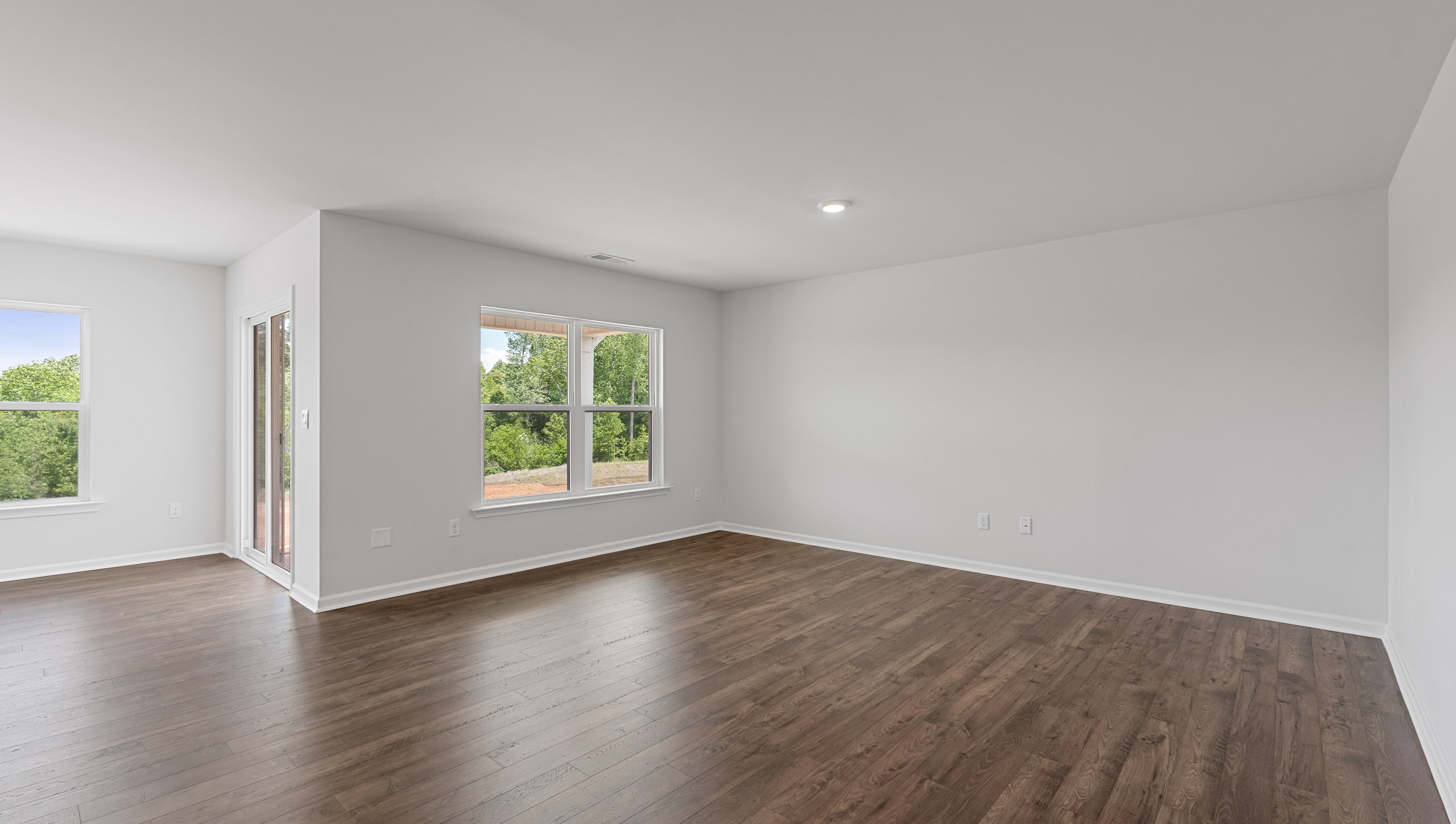 Livingroom with windows.