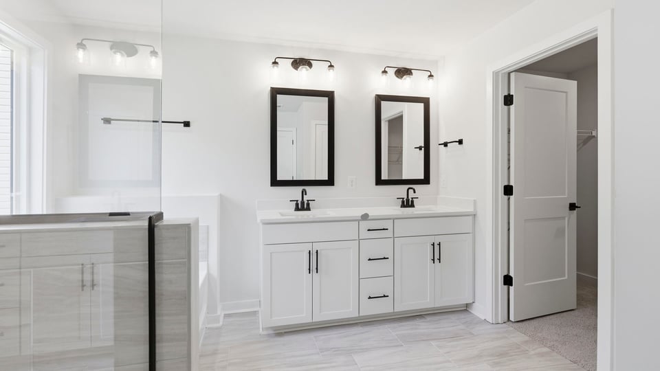 Bathroom with doble vanity sink.