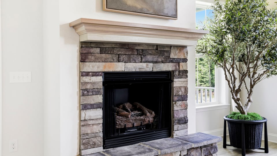 Livingroom with fireplace.