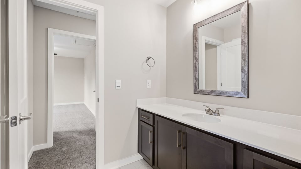 Bathroom with doble vanity sink.
