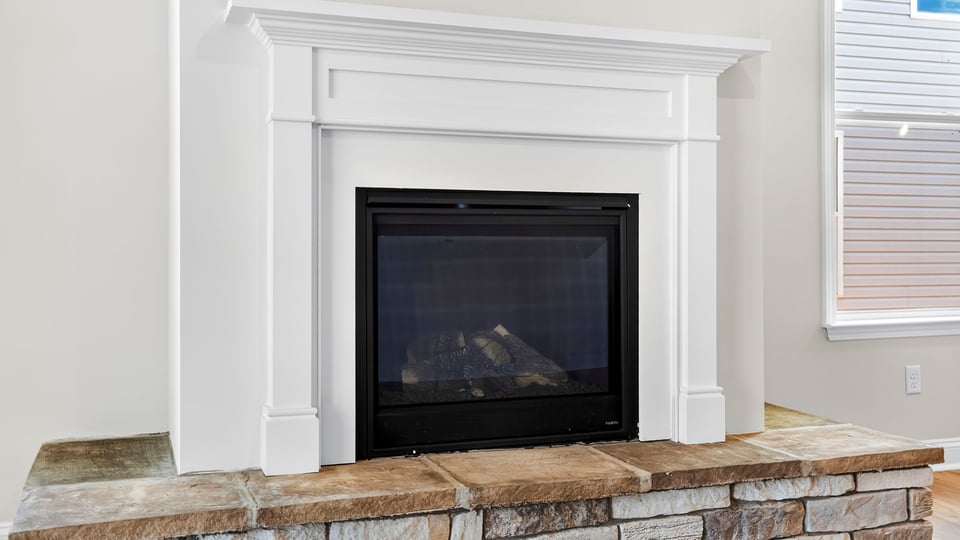 Livingroom with fireplace.