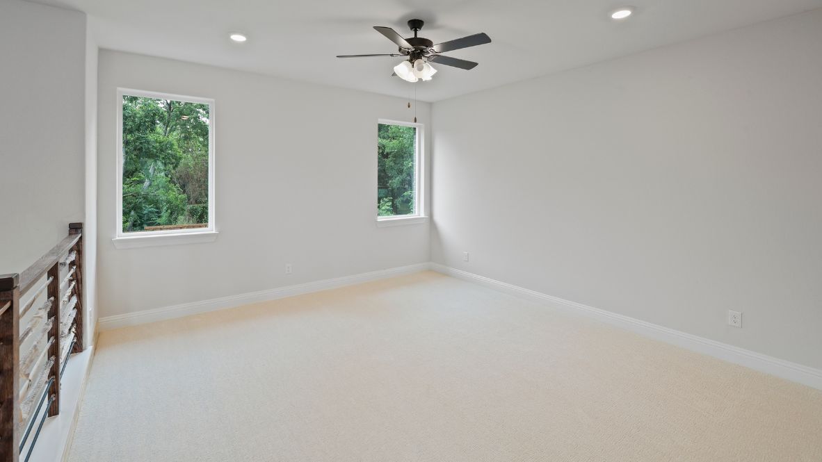 spacious upstairs flex room area