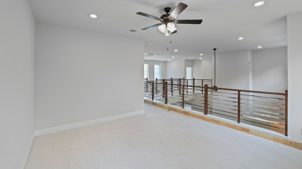 spacious upstairs flex room area