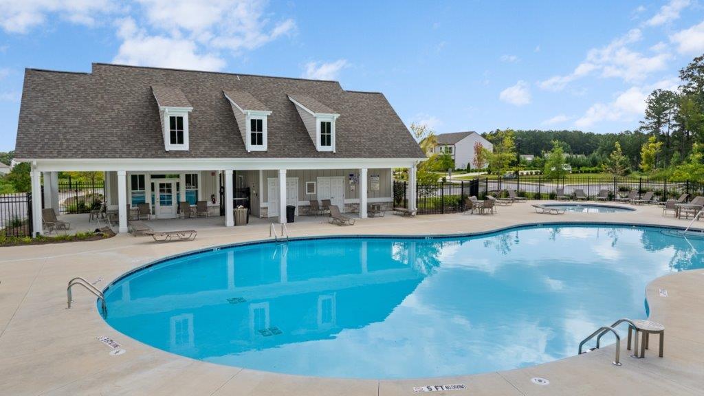Oaks at Cedar Grove pool and clubhouse amenities