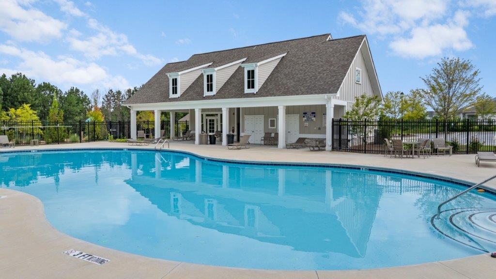 Oaks at Cedar Grove pool and clubhouse amenities
