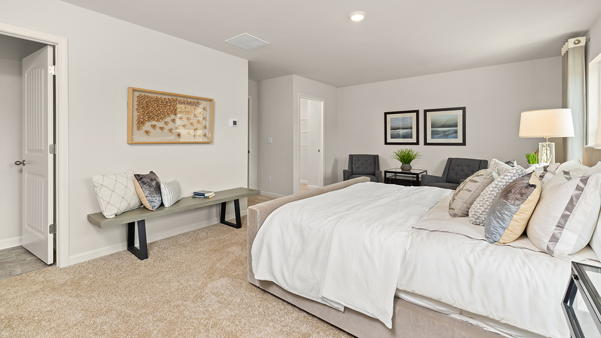 Interior primary bedroom