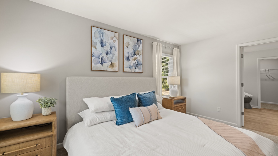 Interior primary bedroom