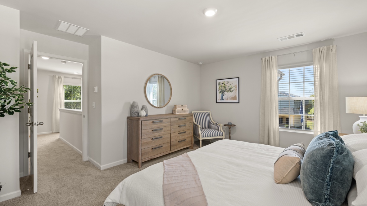 Interior primary bedroom