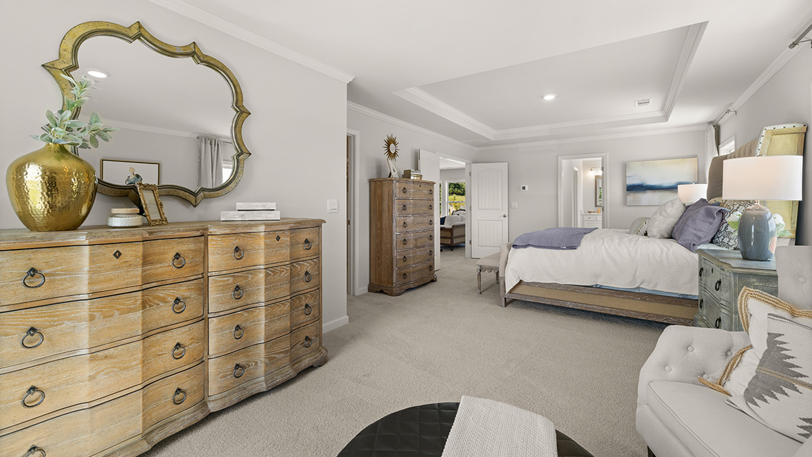 Interior primary bedroom