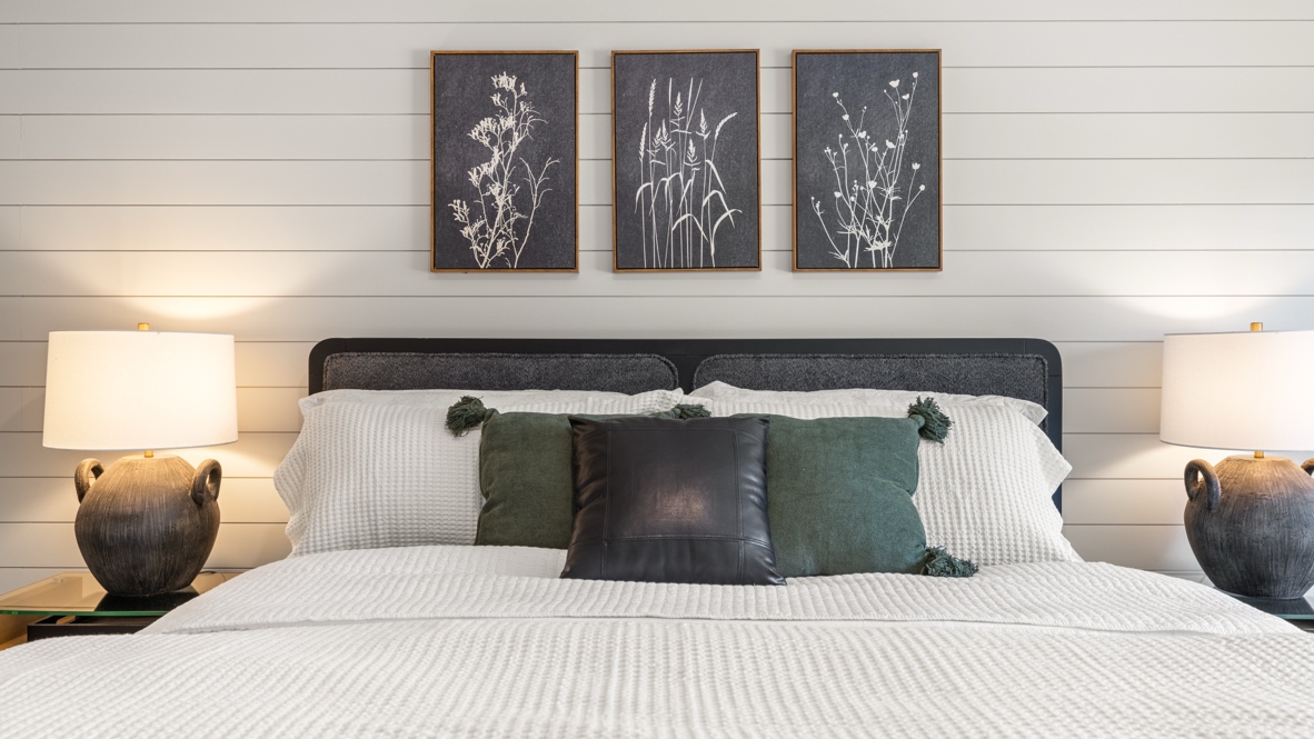 Interior primary bedroom