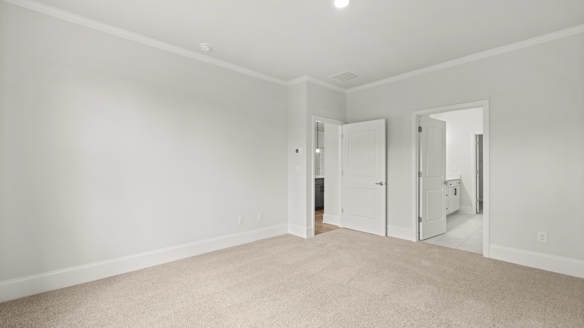 Interior primary bedroom