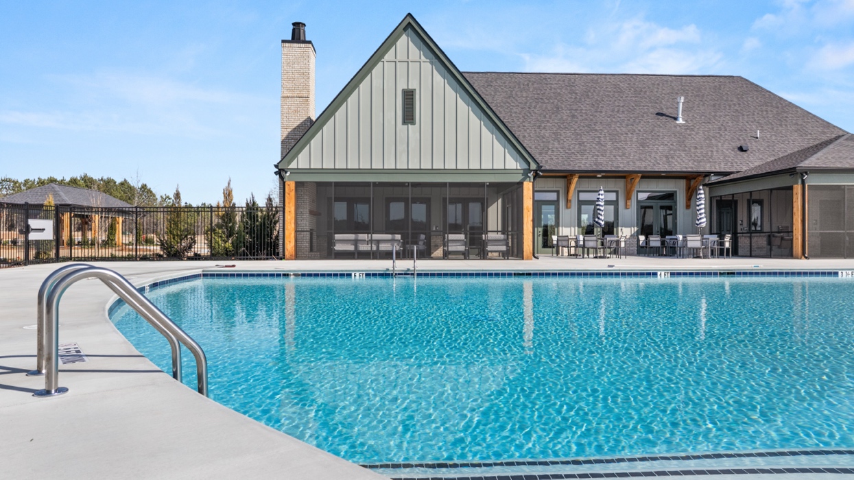 amenities Pool & Clubhouse
