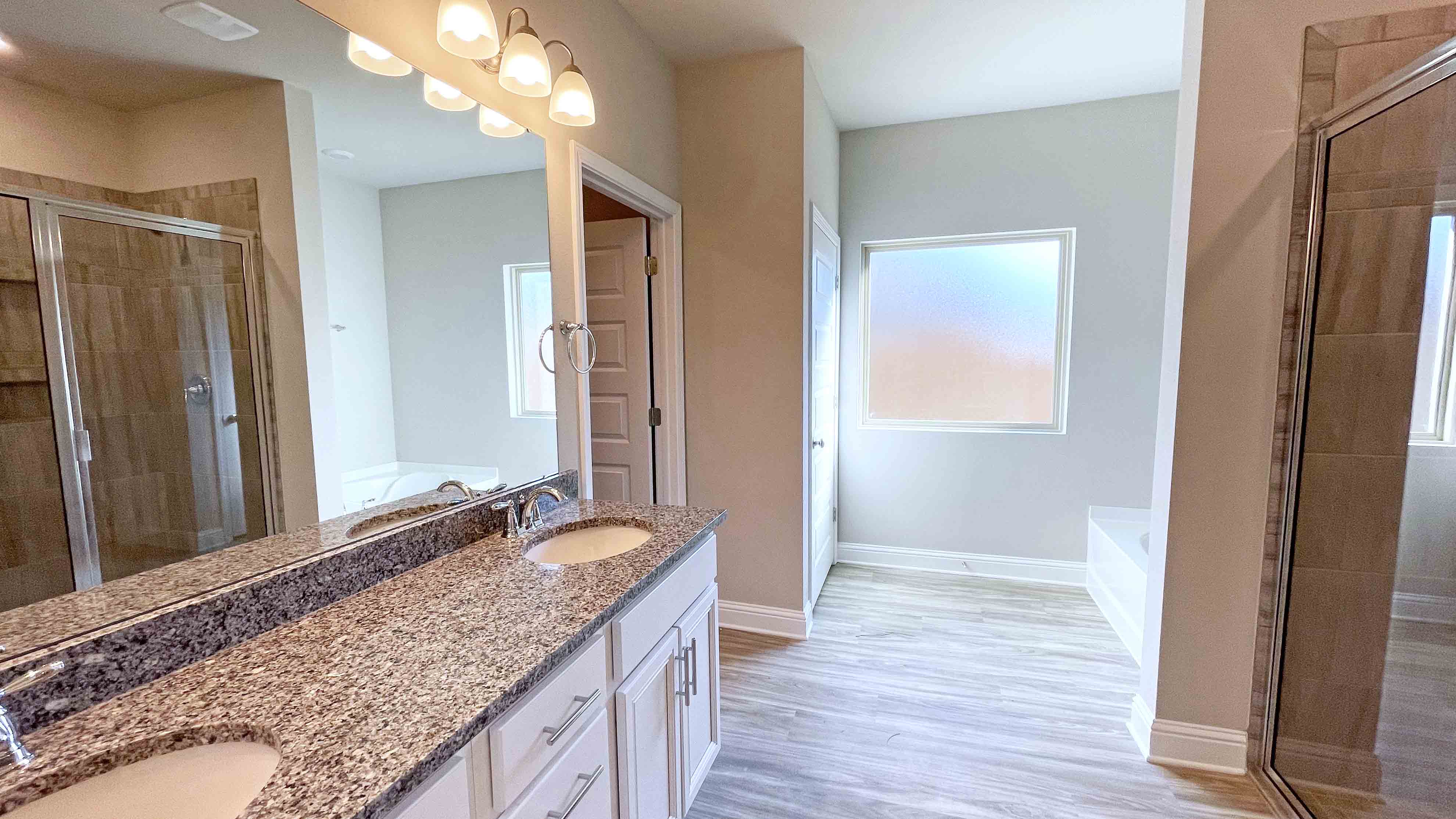 The Jasmine primary bathroom at Hamilton Ridge.