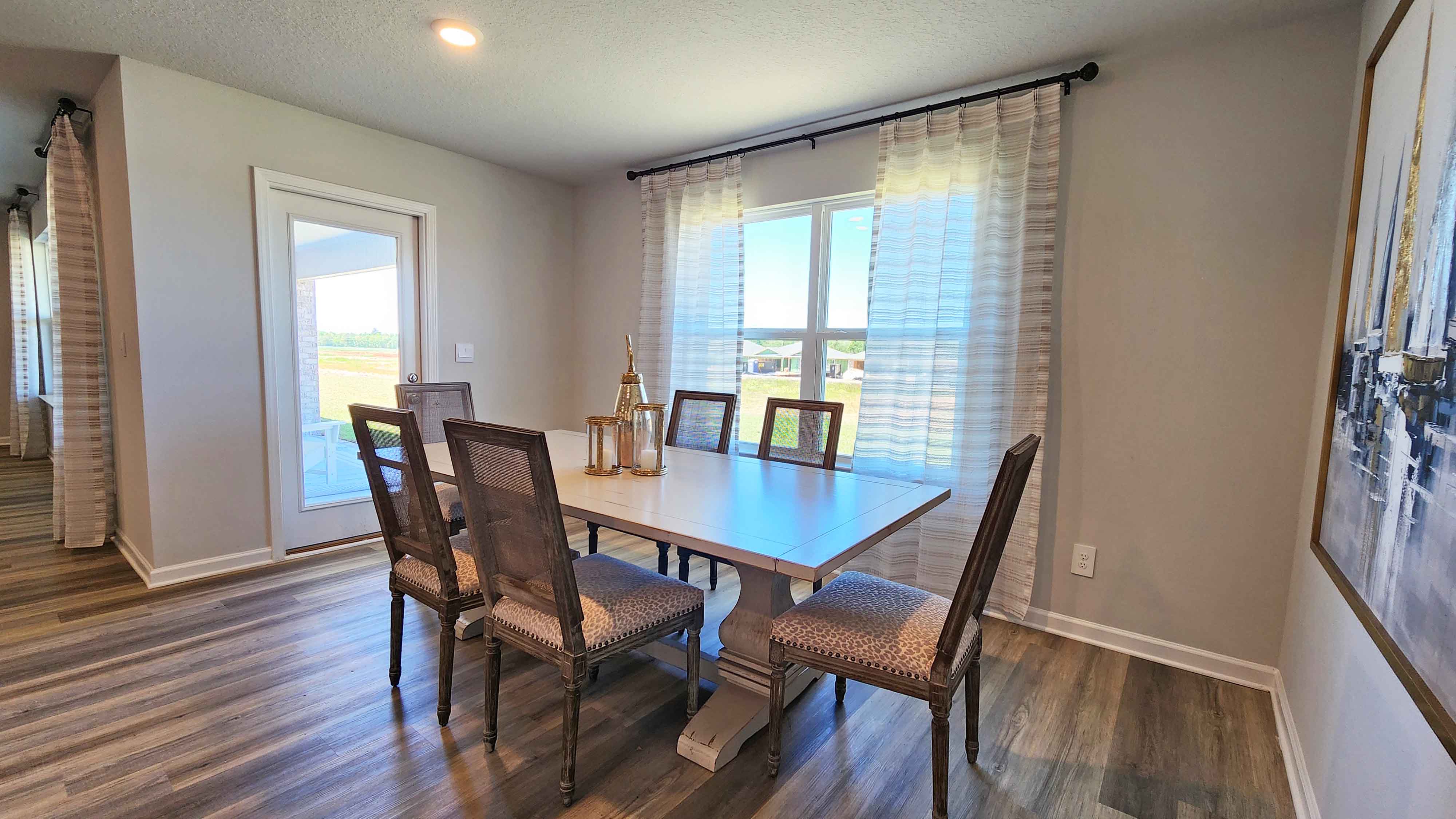 The Denton dining area at Valor Ridge.