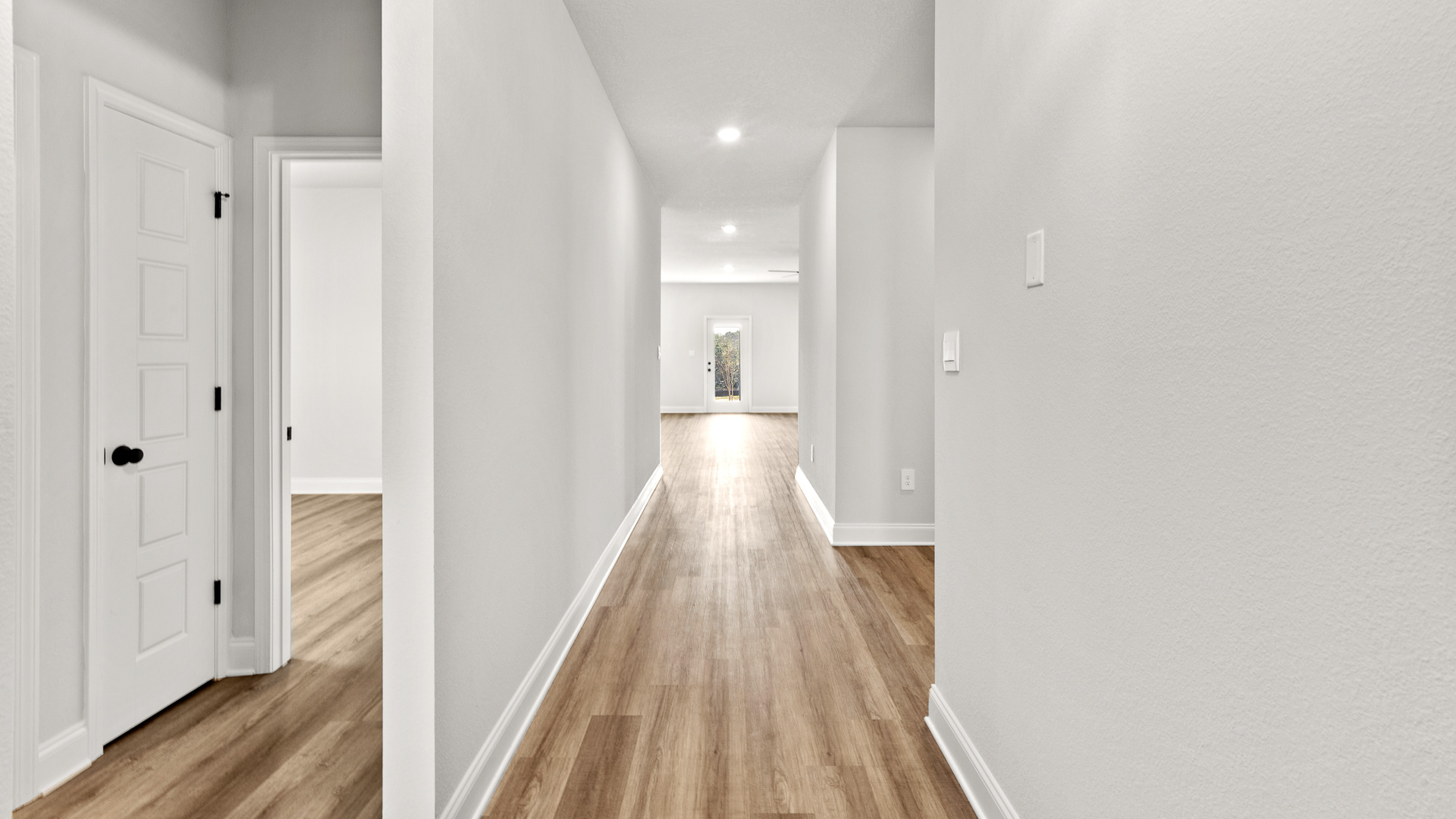 Long entry foyer into the Delray floorplan in Mobile.