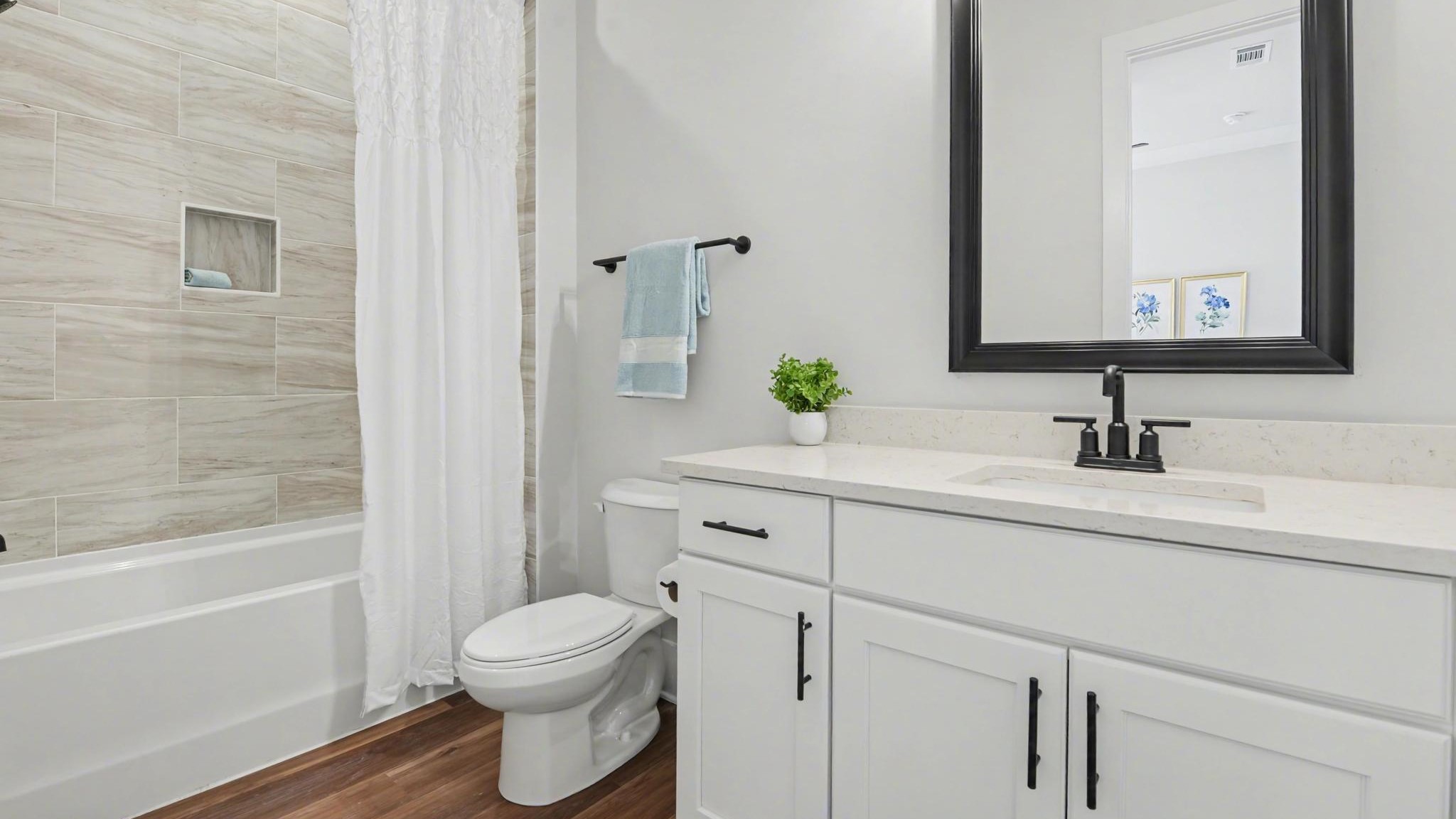 Guest bathroom with shower/tub combo