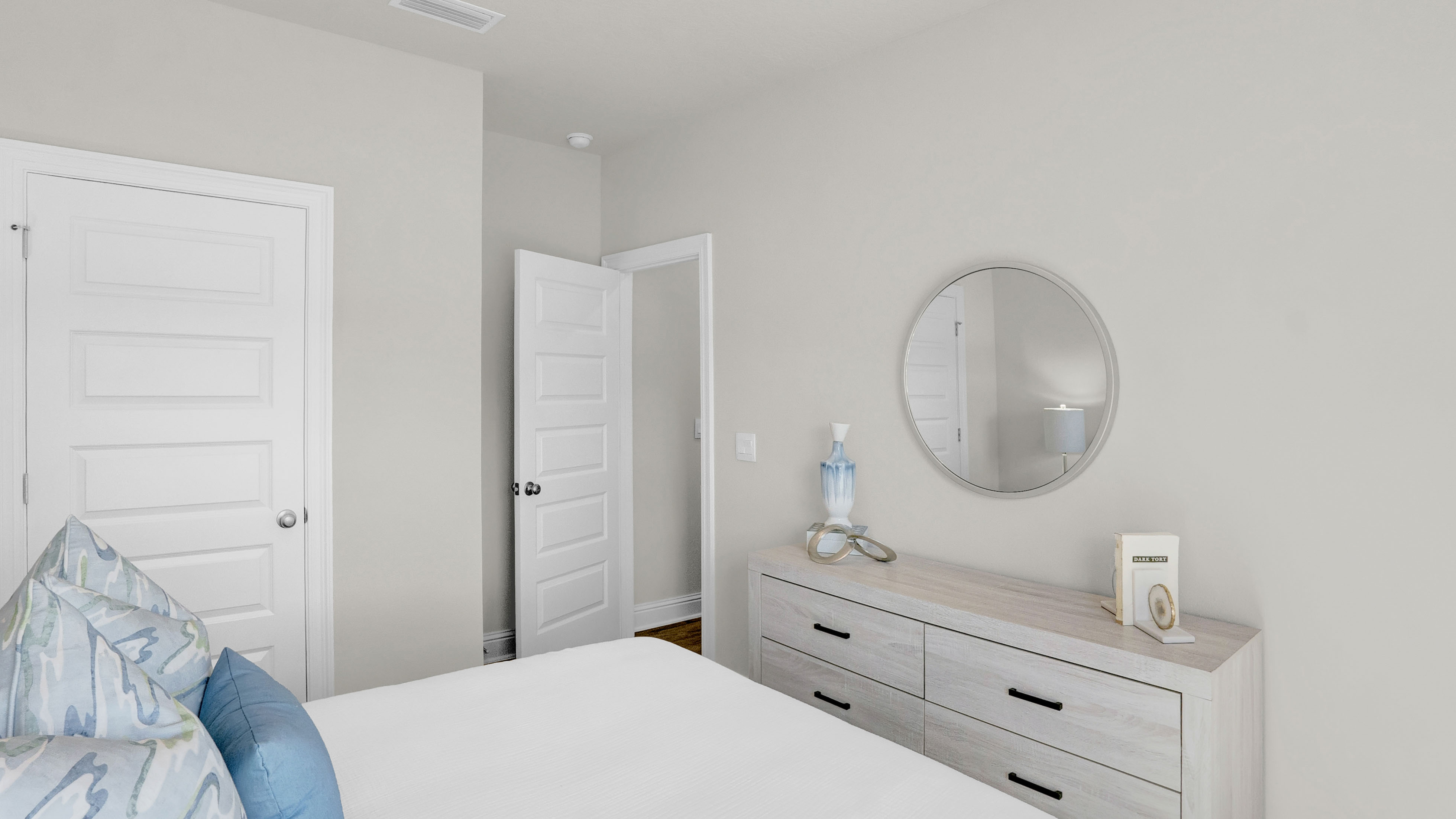 julia bedroom