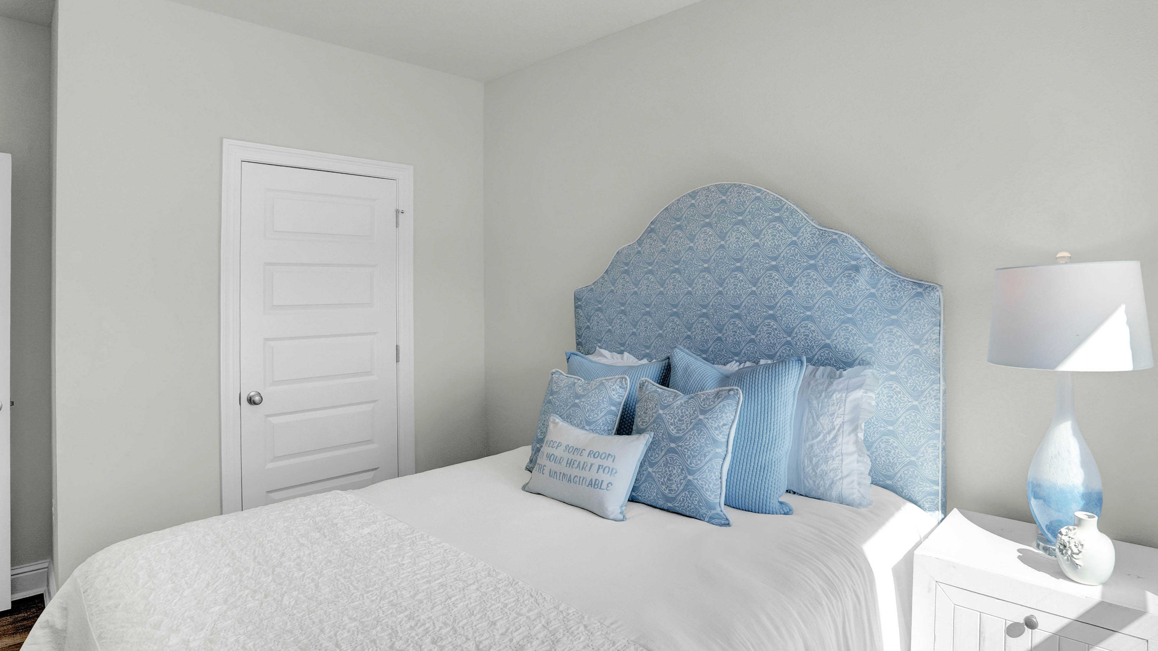 julia bedroom
