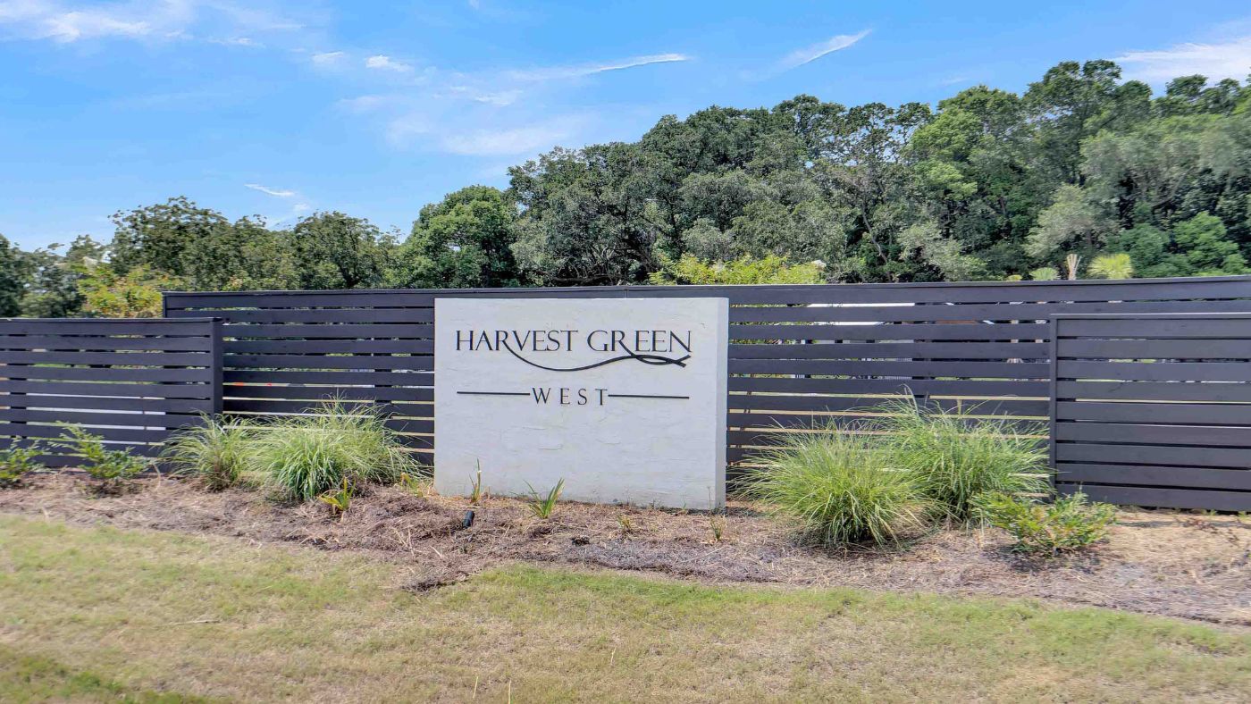 Harvest Green West community monument sign.