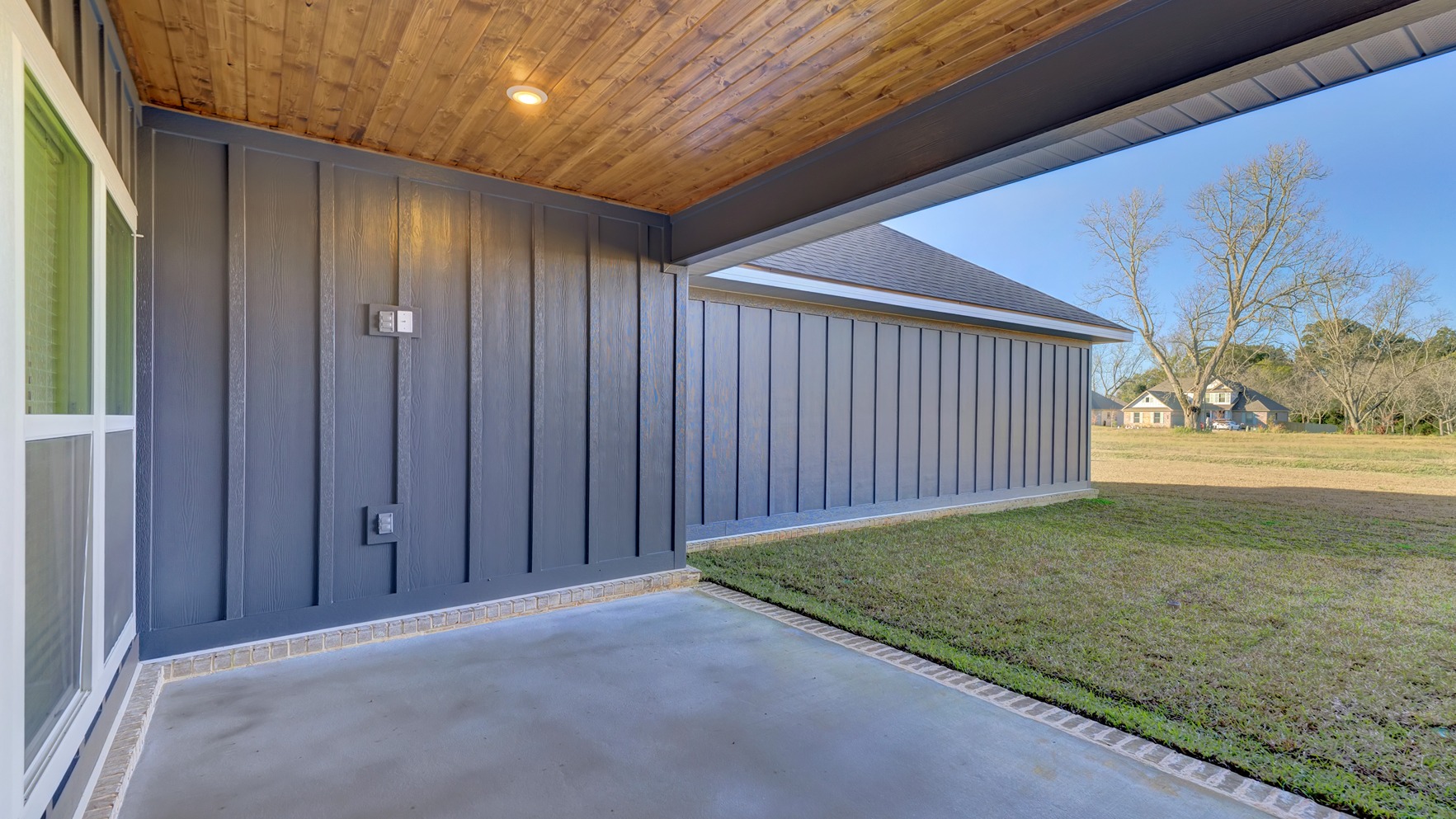 mockingbird exterior