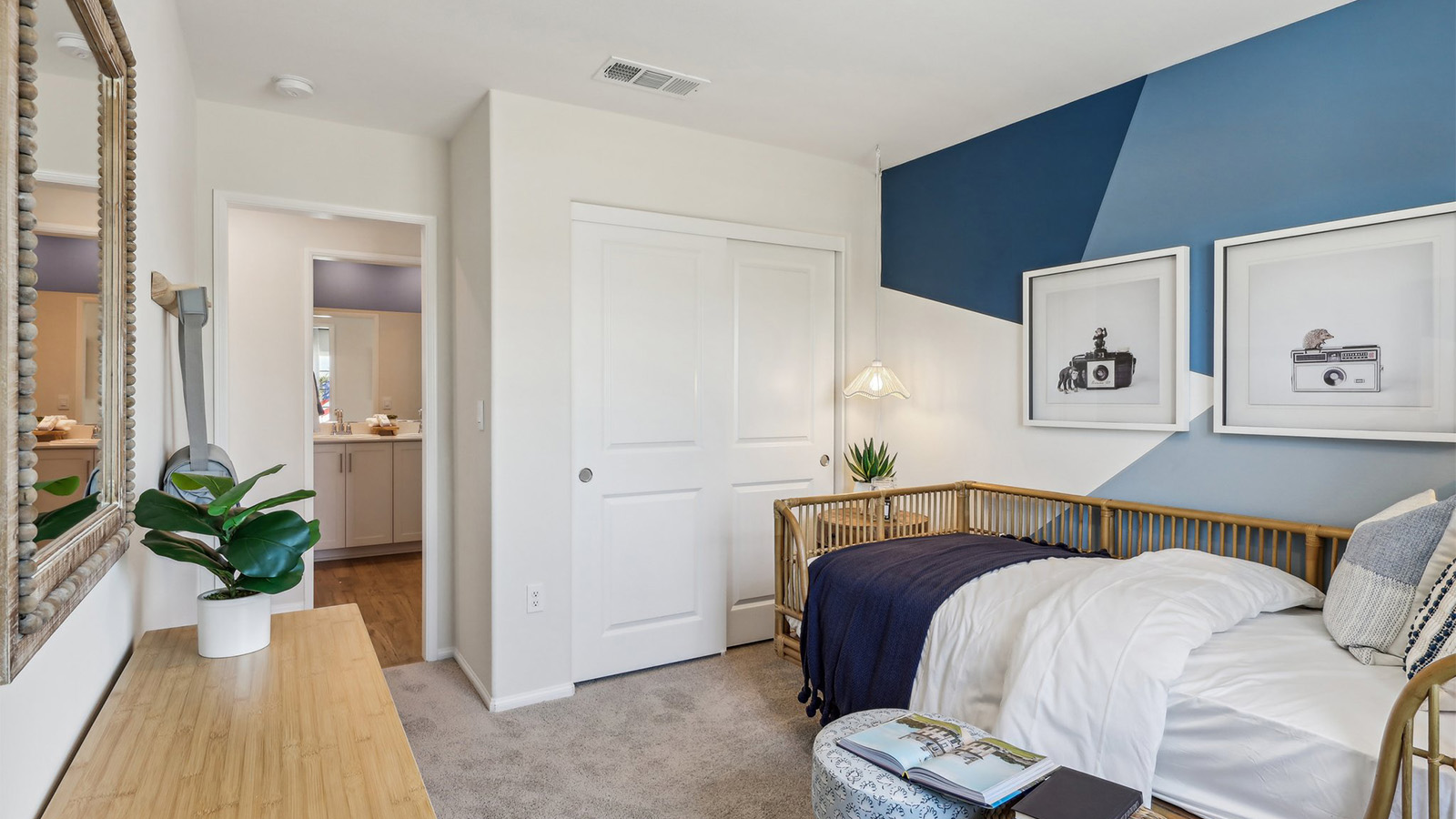 Secondary bedroom with twin bed