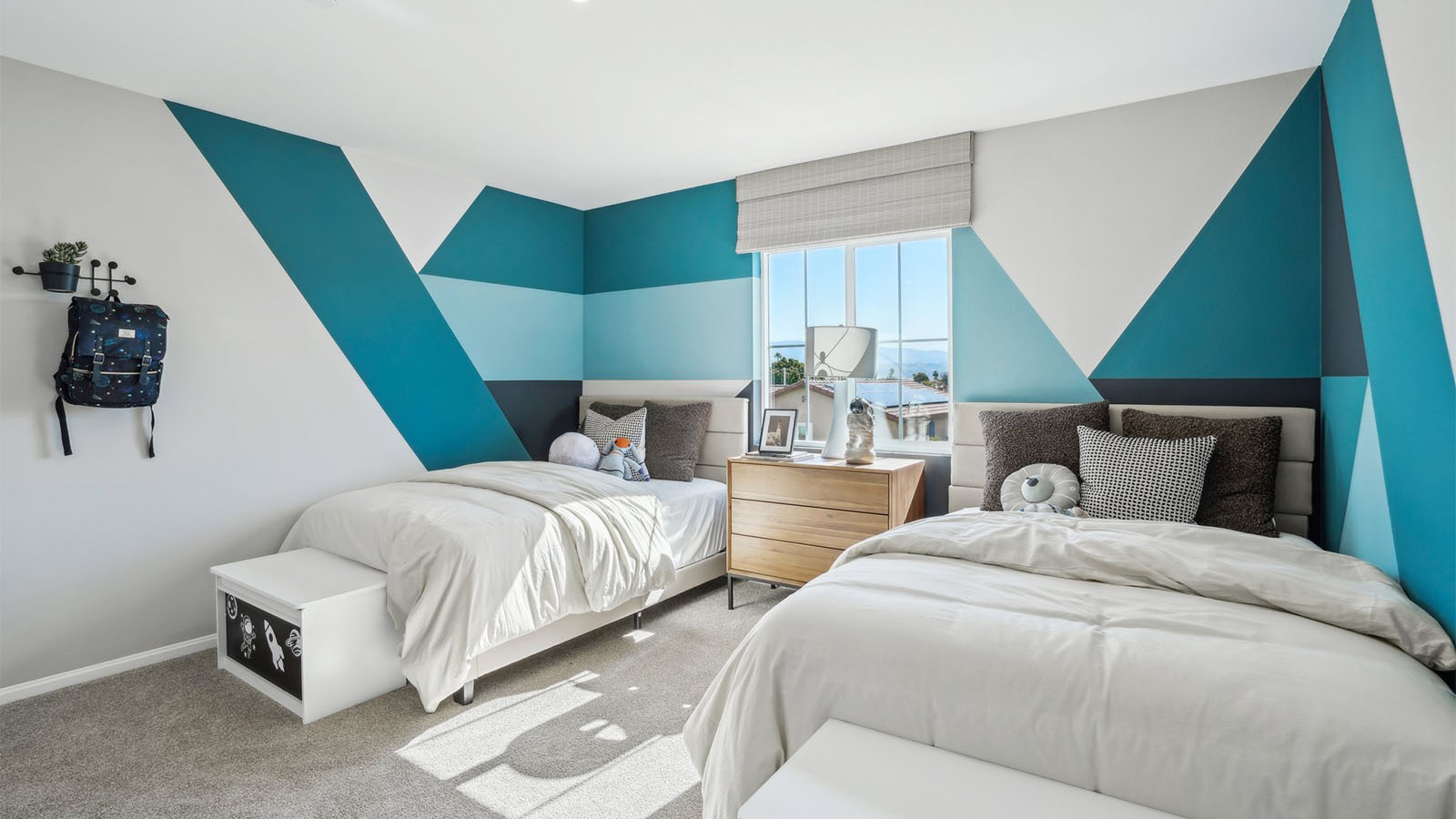 Secondary bedroom with two twin beds