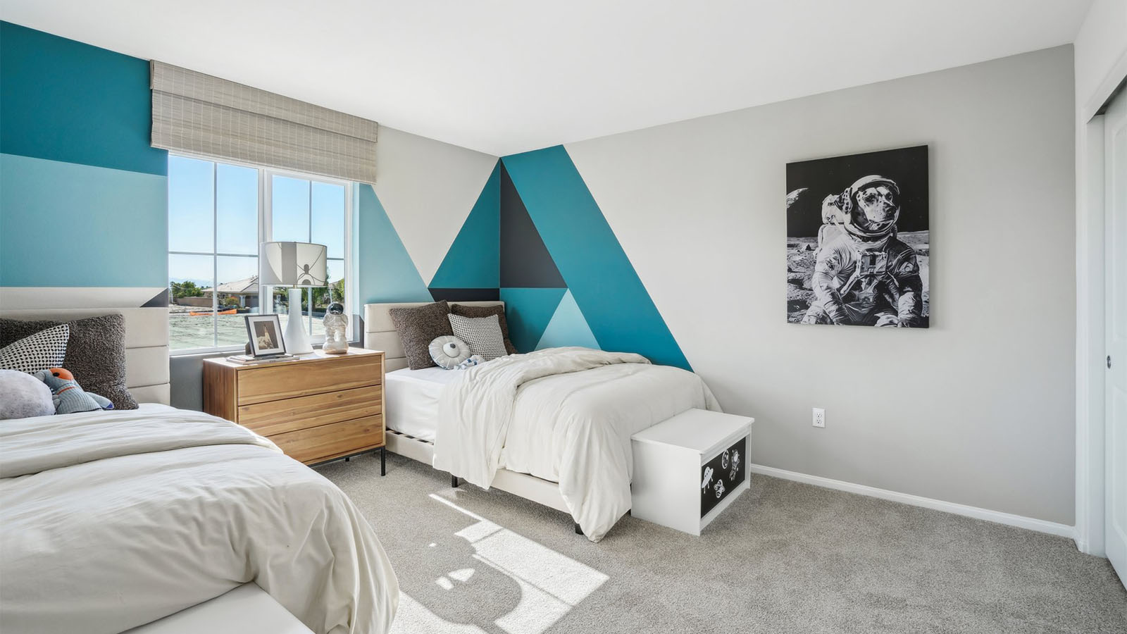 Secondary bedroom with two twin beds