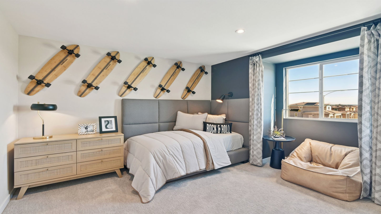 Secondary bedroom with twin bed