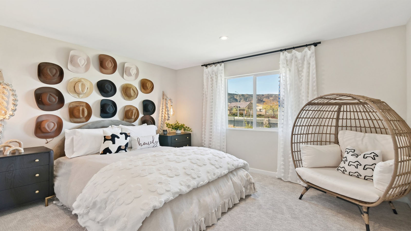 Secondary bedroom with full bed