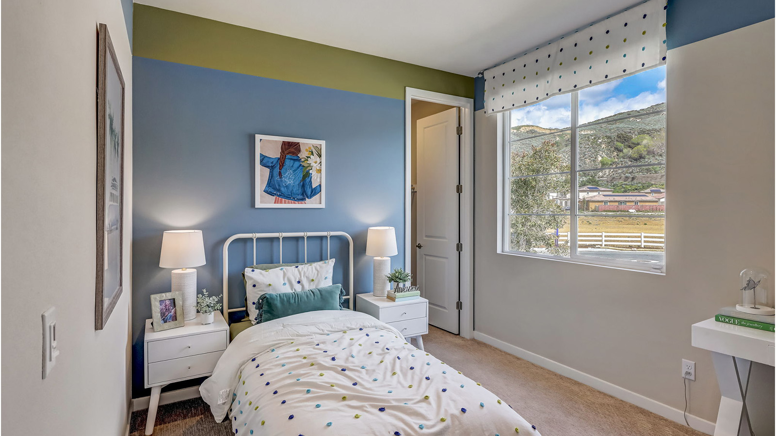 Secondary bedroom with twin bed