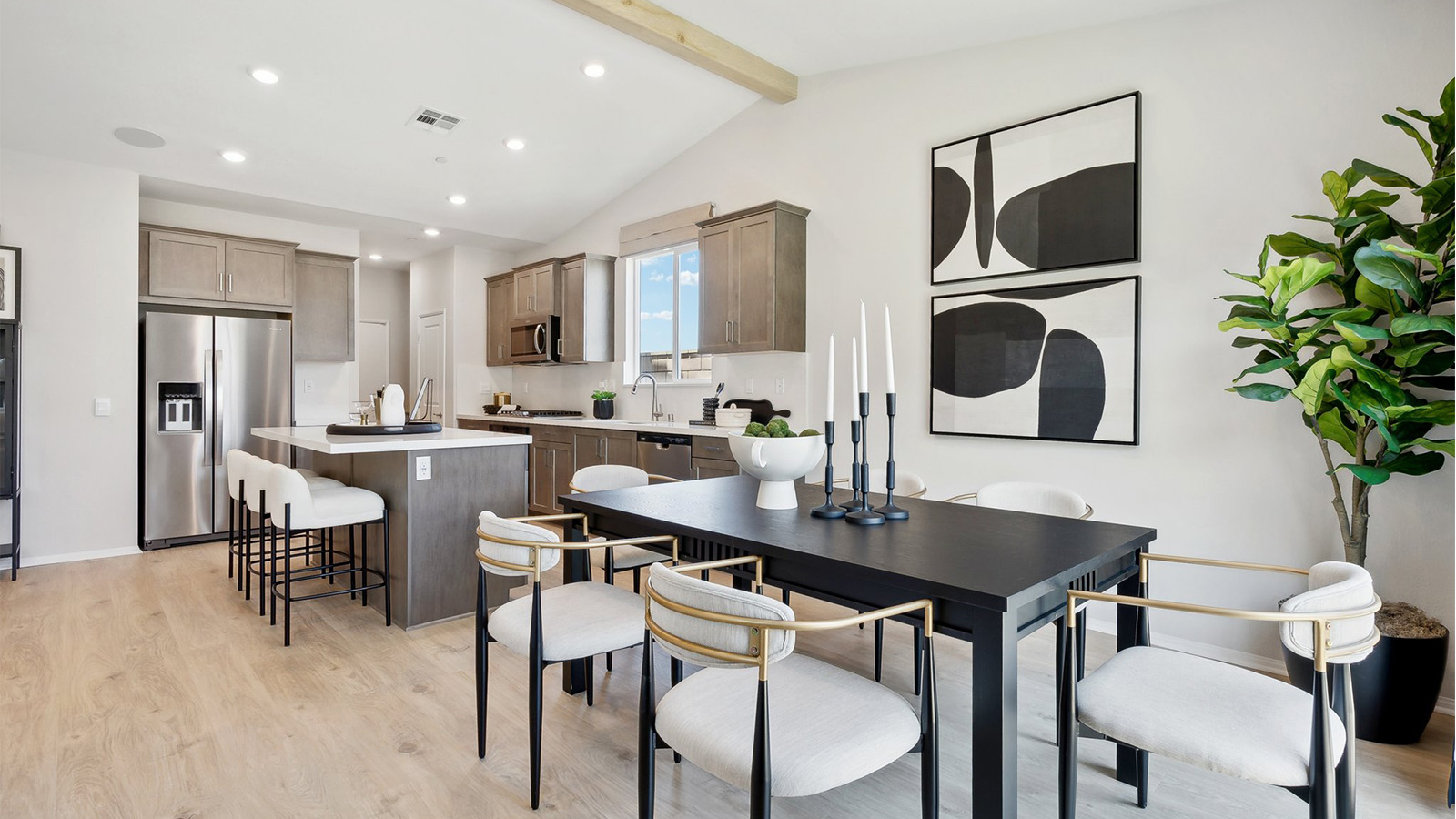 Dining space with a seamless flow into the kitchen
