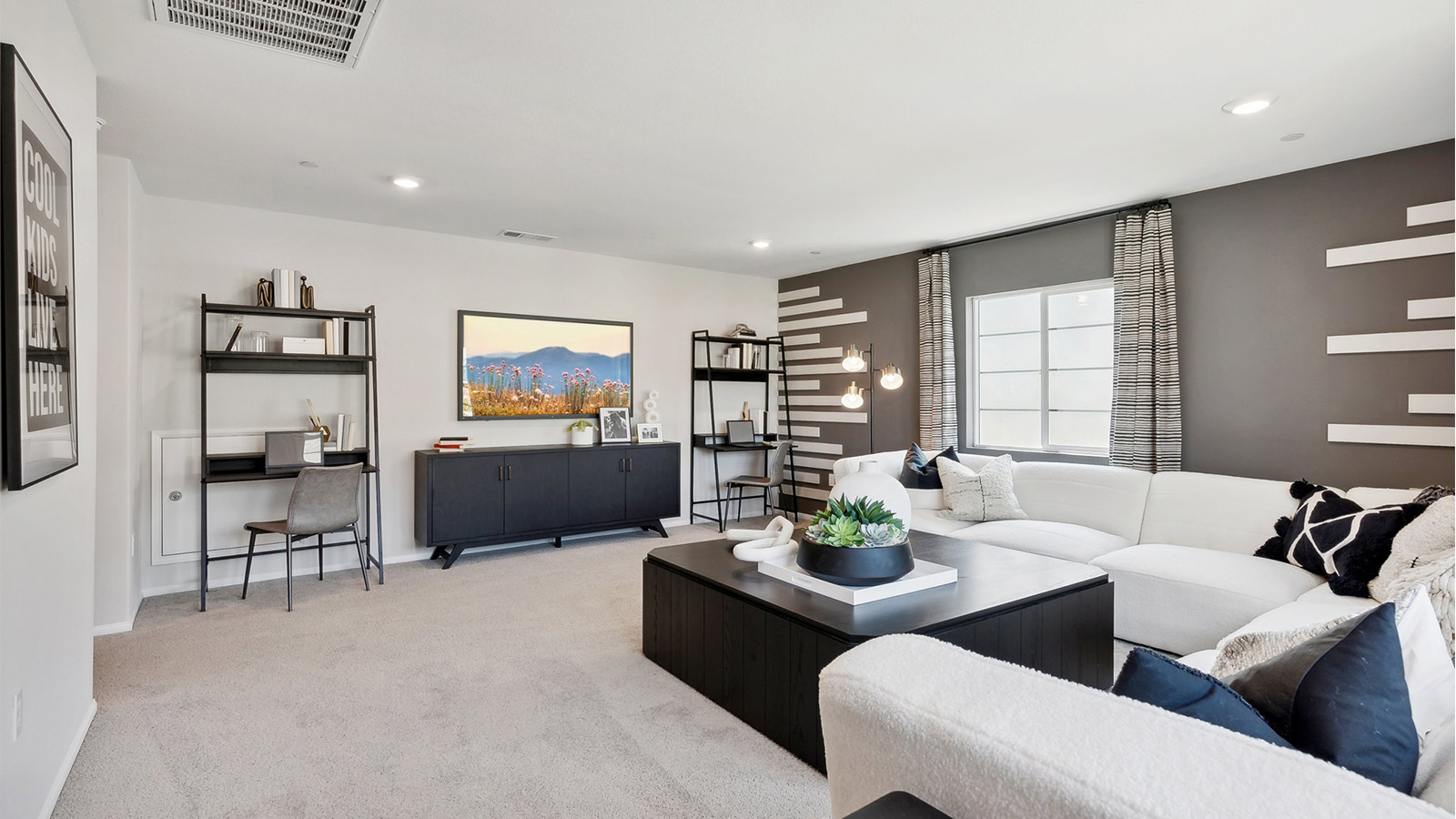 Spacious upstairs bonus room