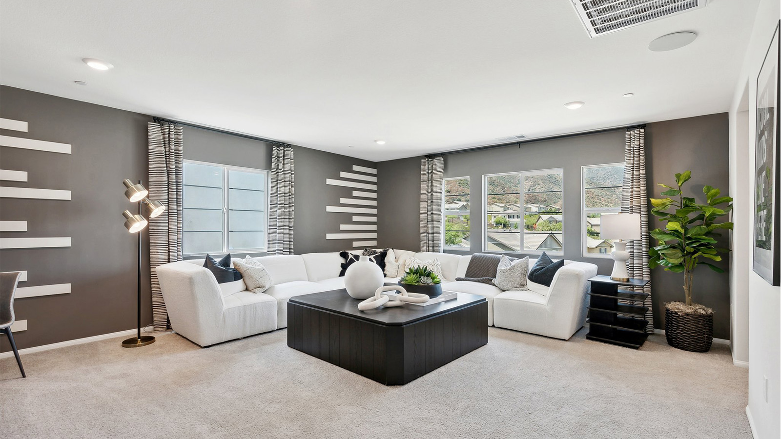 Spacious upstairs bonus room