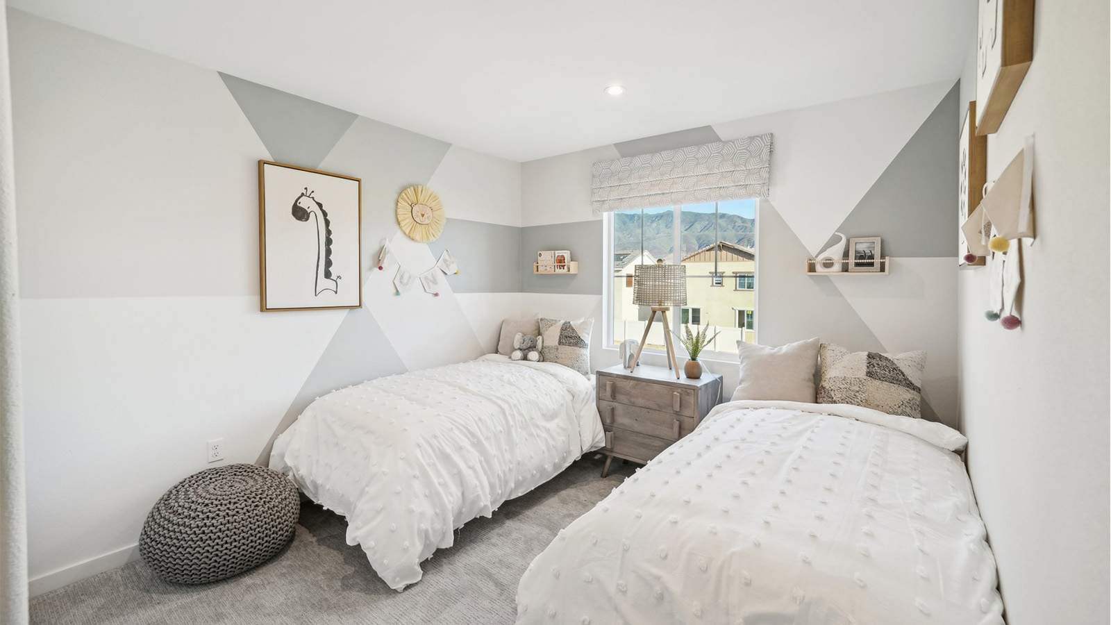 Secondary bedroom with two twin beds