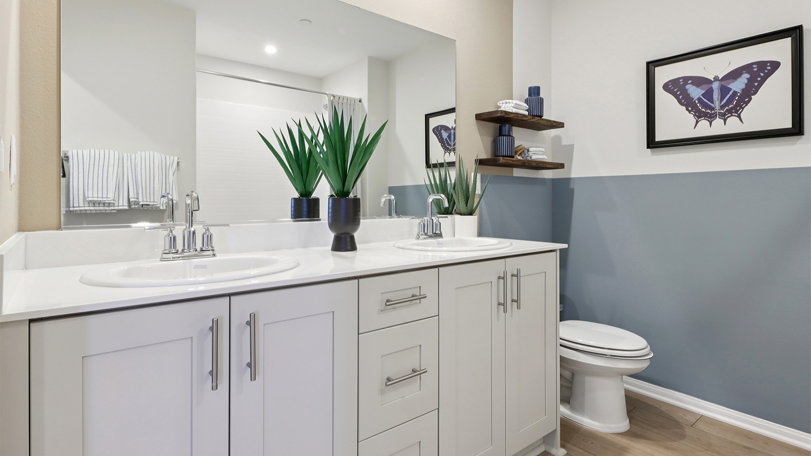 Secondary bathroom with double sinks