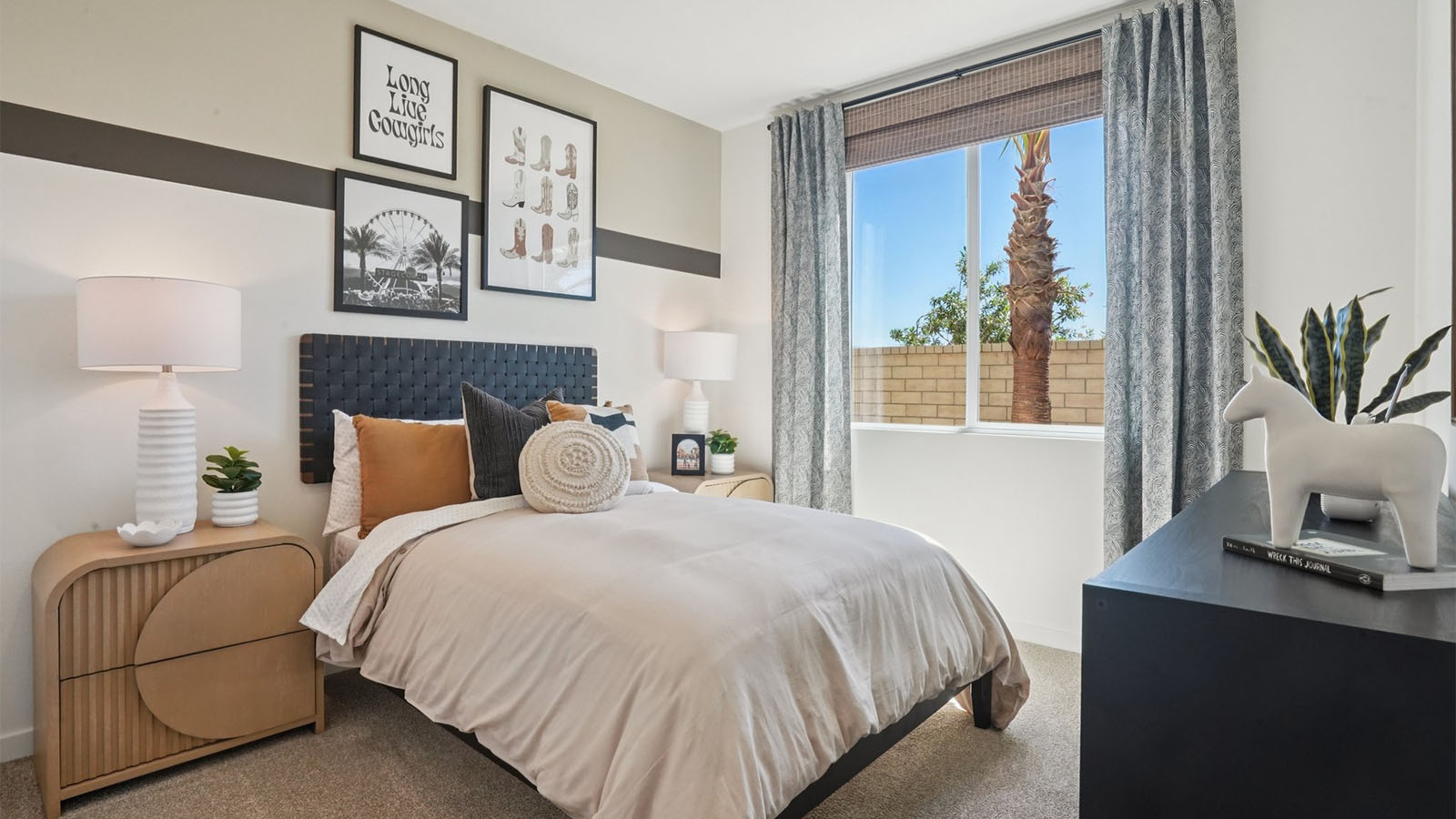 Secondary bedroom with full bed