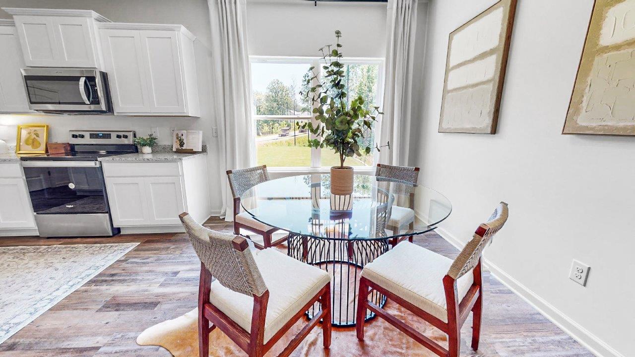 Destin – Dining Nook – the breakfast nook which is right off the kitchen features a round glass table with four chairs
