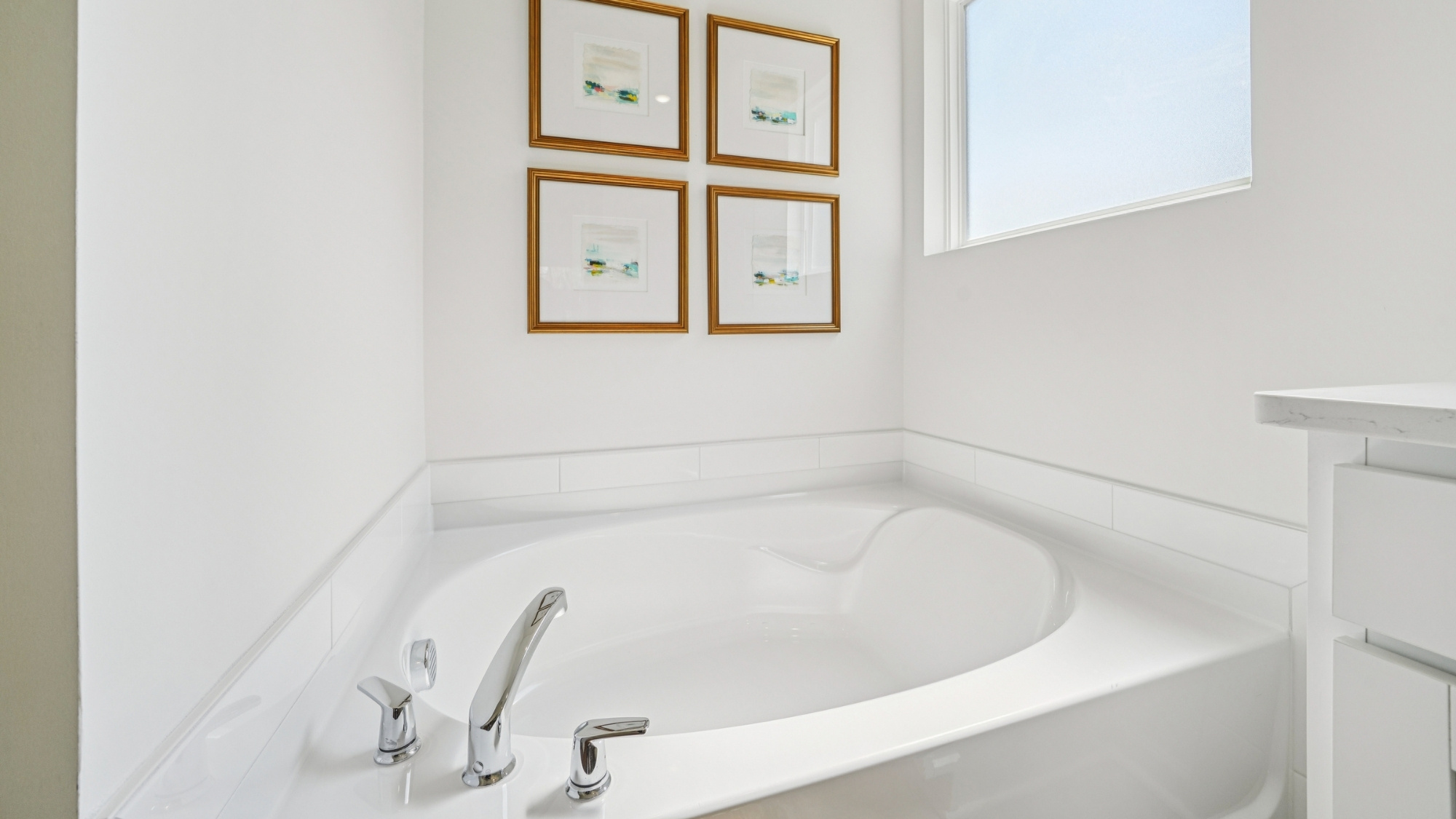 A detail view of the bathtub.