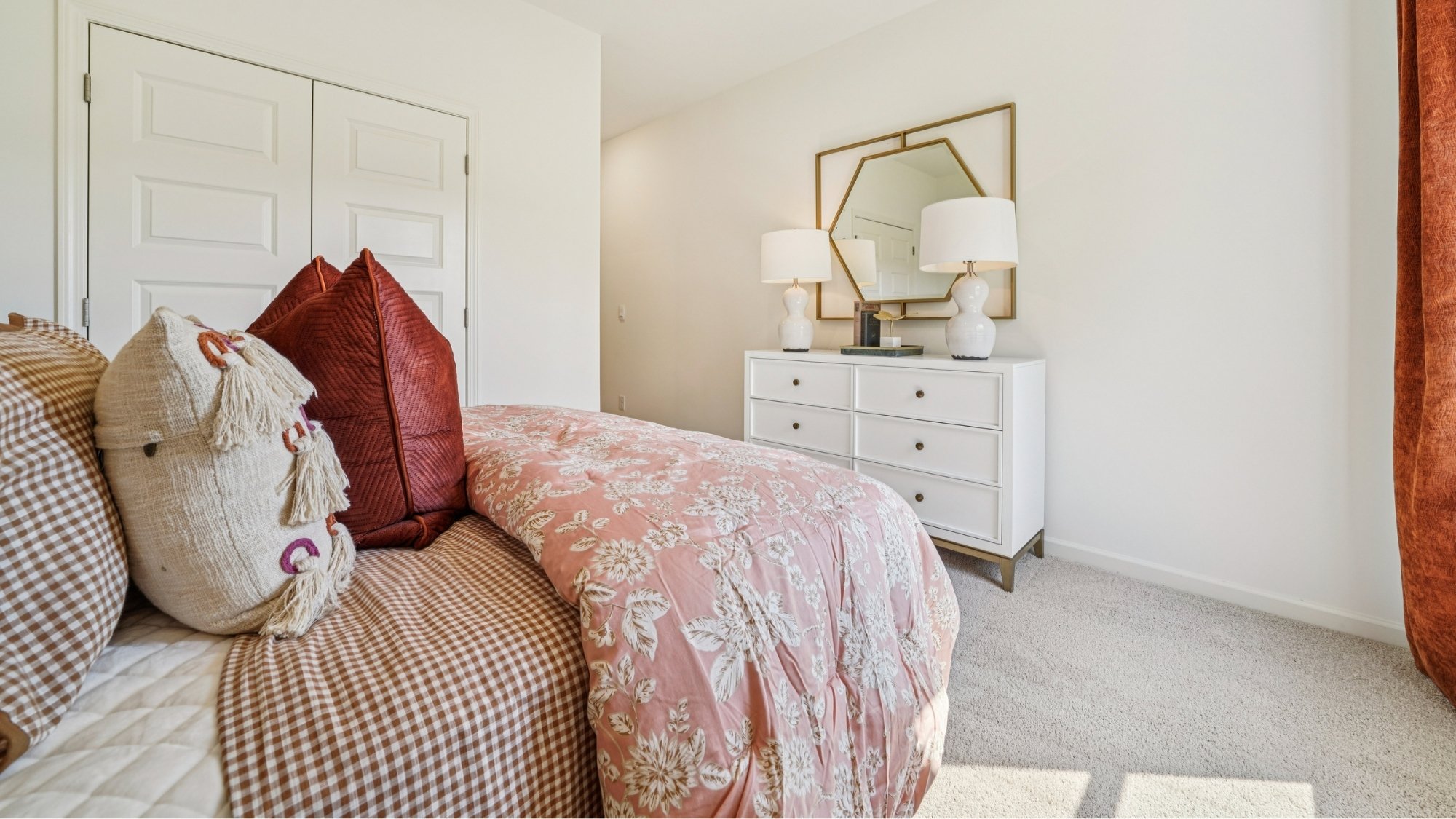 Room for a queen size suite of furniture.