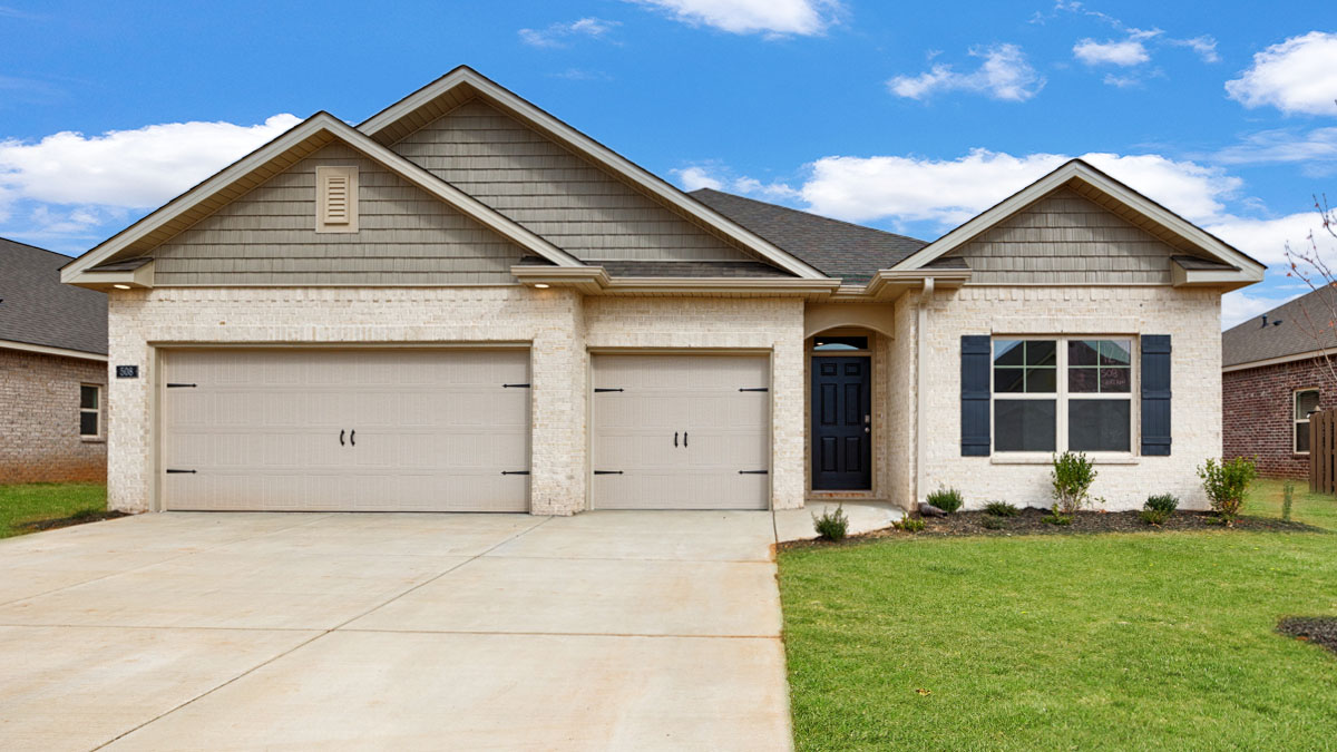 Single story home with brick and three car garageSingle story home with brick and three car garageSingle story home with brick and three car garageSingle story home with brick and three car garage