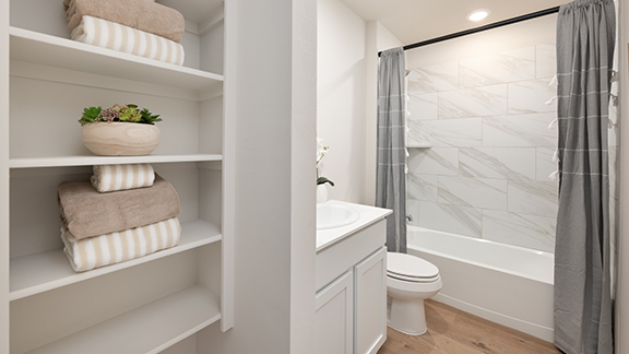 Guest bathroom with shelving and shower/tub combo